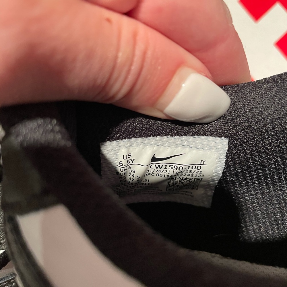 Authentic Nike Dunk Low Pandas - Picture 4 of 9